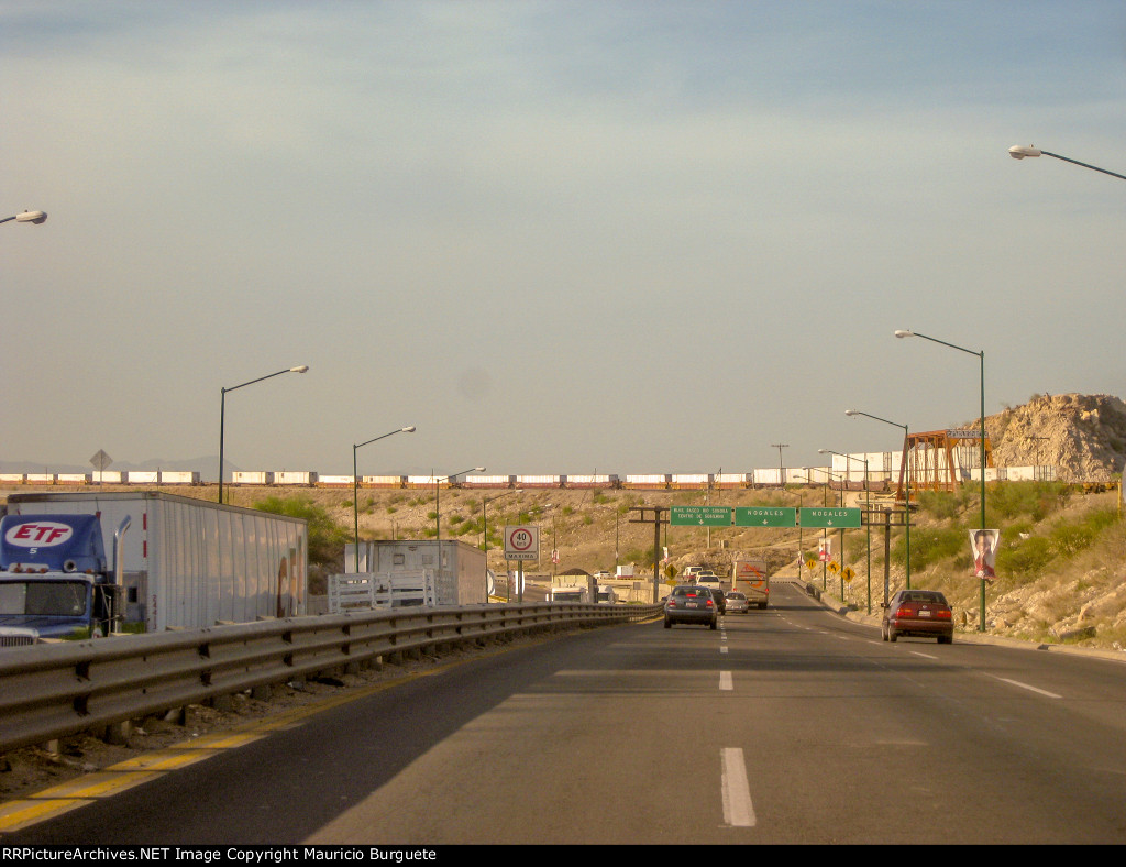 Ferromex intermodal train passing by the Dam